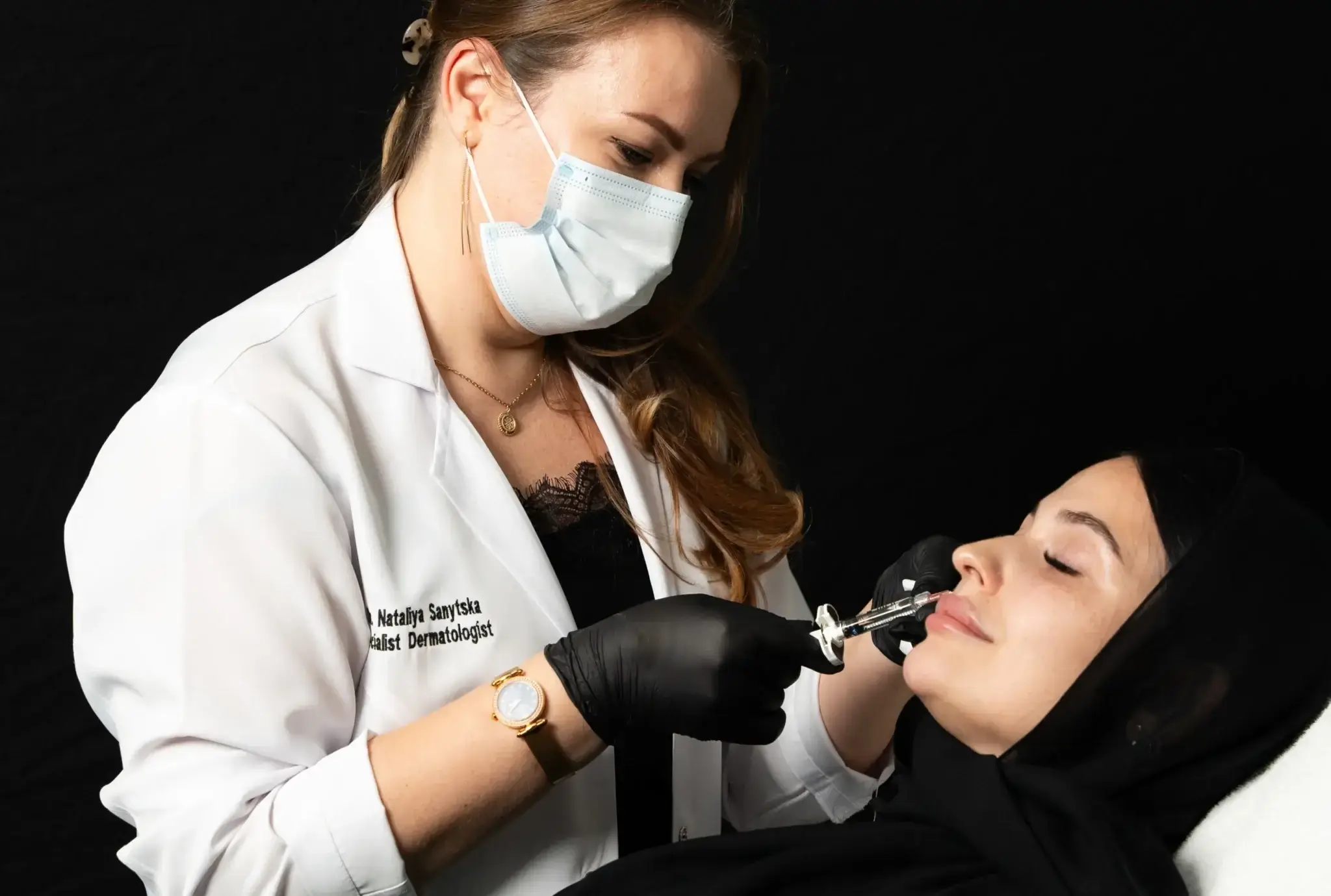 dermatologist doing aesthetic treatment