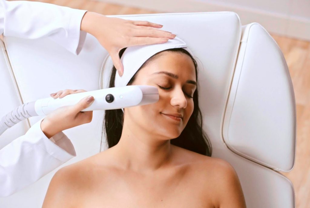 Non-Surgical Facelift & Neck Lift Dubai: Thread Lifts